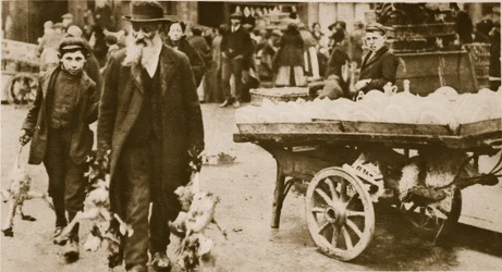 Żydowski staruszek i jego wnuk niosący drób z Wentworth Street, Stepney (zdjęcie w sepii)